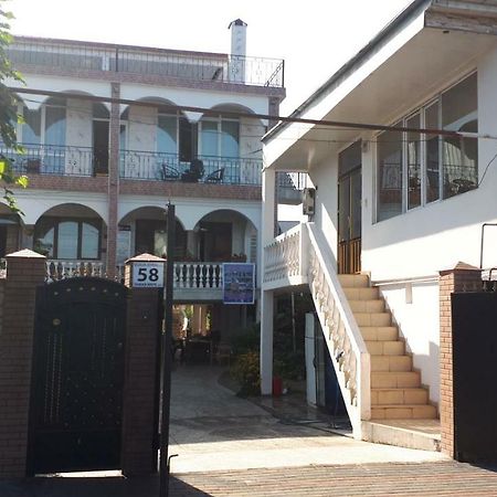 Merab House Batumi Eksteriør billede