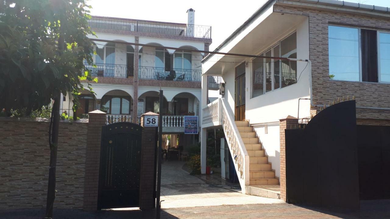 Merab House Batumi Eksteriør billede
