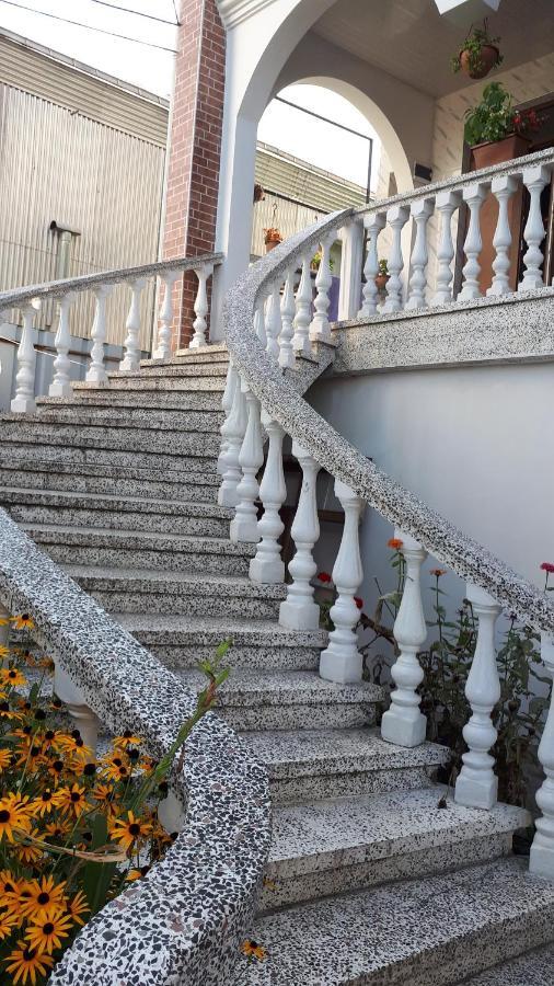 Merab House Batumi Eksteriør billede