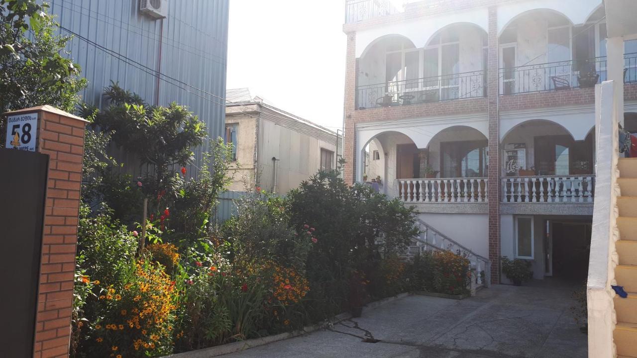 Merab House Batumi Eksteriør billede